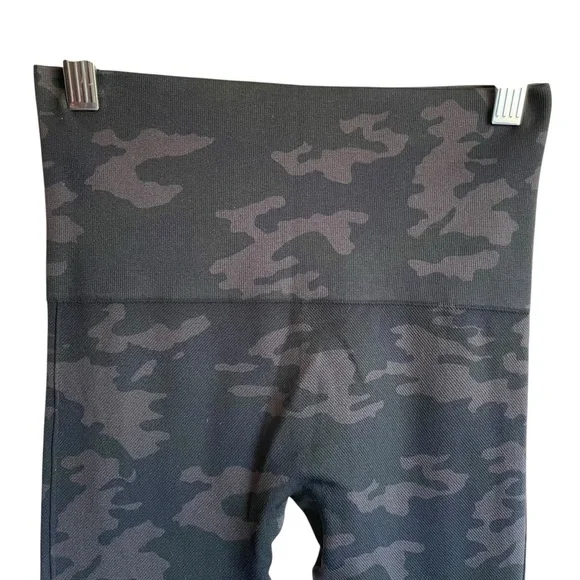 SPANX Dark Blue, Green, Lavender Camo Leggings Sleek Form-Fitting Design NWOT - Picture 2 of 7